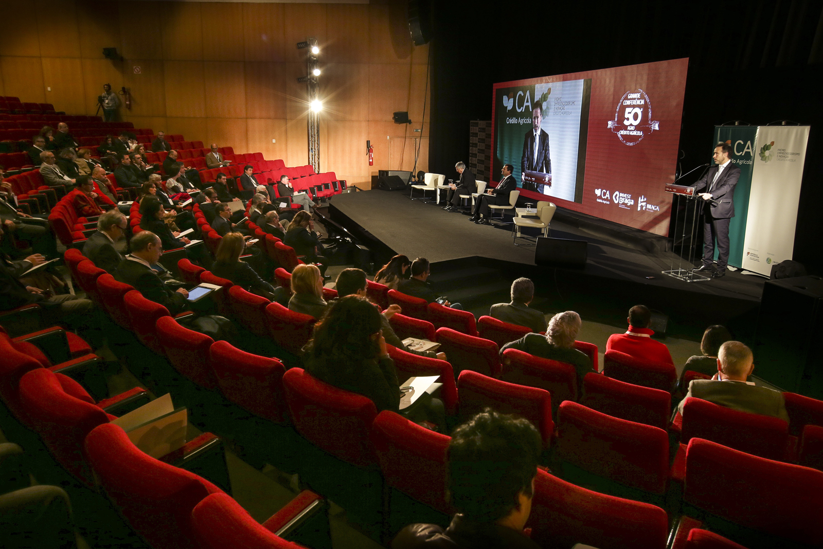 Na Grande Conferência 50º AGRO/Crédito Agrícola foram debatidos seis temas relevantes para o sector. A conferência no Grande Auditório do PEB contou com 18 oradores e nela foi feita a apresentação do Prémio Empreendedorismo e Inovação Crédito Agrícola